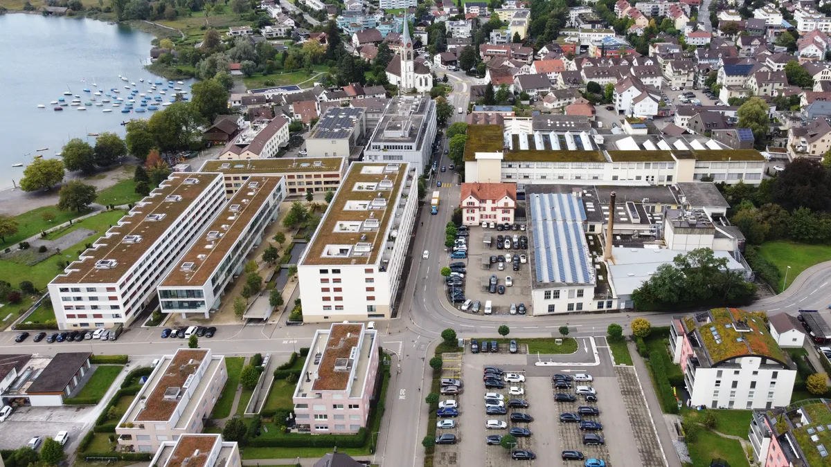 Links der Tumbelenstrasse das Wohn- und Gewerbegebiet Tumbelen Süd, rechts das Gebiet Tumbelen Nord. Blick auf das Tumbelen Gebiet.